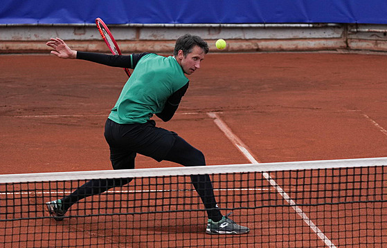 Ukrajinský tenista Sergij Stachovskij se na turnaji Prague Open vytáí na...