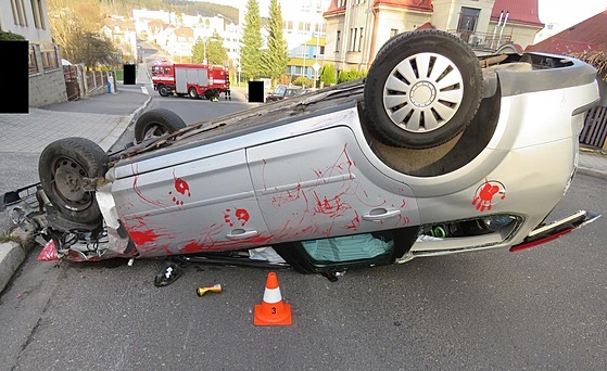 Při nehodě v Jablonci skončilo jedno auto na střeše.