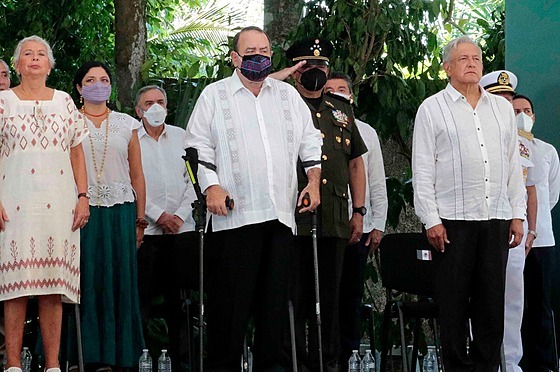 Mexický prezident Andrés Manuel López Obrador (vpravo) se spolu s prezidentem...