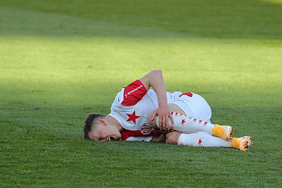 Slávista Lukáš Provod v bolestech během pohárového derby na Spartě.