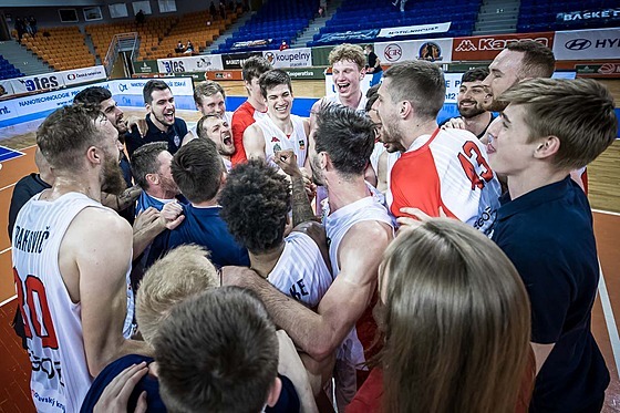 Basketbalisté Brna oslavují postup do semifinále Kooperativa NBL po vítzném...