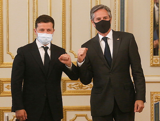 Americký ministr zahranií Antony Blinken (vpravo) jednal na Ukrajin s tamním...