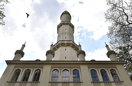 Minaret v ose lednického zámku je vítanou turistickou atrakcí.