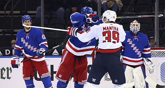 Pavel Bučněvič z New York Rangers ostře útočí hokejkou na obličej Anthonyho...