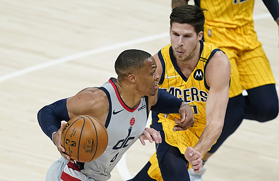 Russell Westbrook z Washingtonu proniká pod ko, brání ho Doug McDermott z...