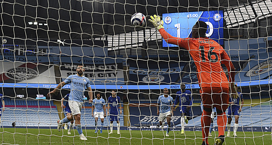 Sergio Agüero z Manchesteru City  nepromnil proti Chelsea penaltu, branká...