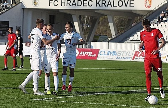 Fotbalisté Hradce se v zápase s Blanskem radují z gólu, který jim zajistil...