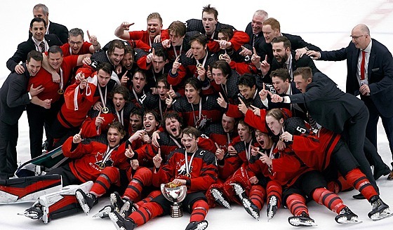 Kanaďané z trofejí pro hokejové mistry světa v kategorii do 18 let. Ve finále...