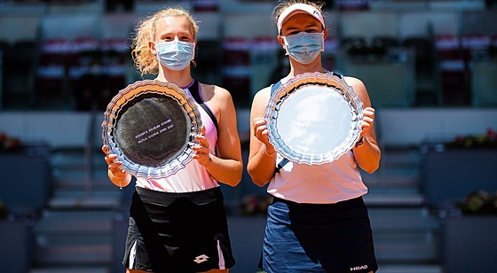 Barbora Krejíková (vpravo)  a Kateina Siniaková s trofejemi pro vítzky...