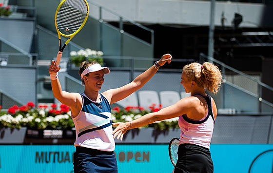 Barbora Krejíková (vlevo) a Kateina Siniaková se radují z triumfu na turnaji...