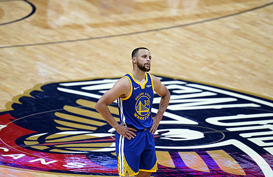 Stephen Curry z Golden State na palubovce New Orleans.