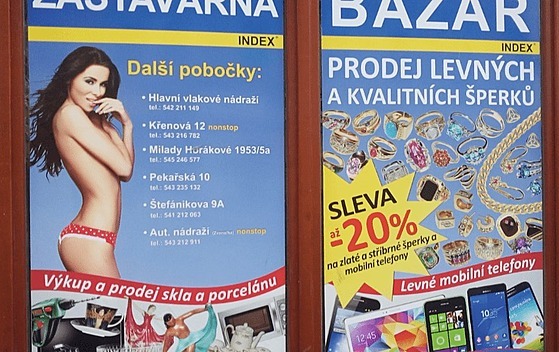 Výloha zastavárny Index v Brně.