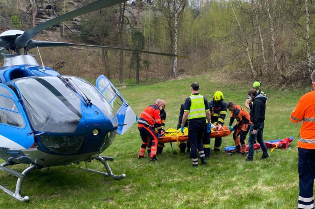 Muž u hradu Valečov spadl z patnáctimetrové výšky, letěl pro něj vrtulník