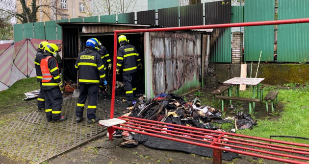 V Českém Těšíně hořela garáž, hasiči v ní objevili ohořelé lidské tělo