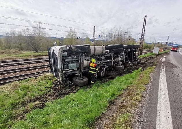Štěrk z převráceného kamionu zasypal koleje, poničil projíždějící vlak