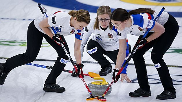 České curlerky na ME sestupují, curleři bojují o semifinále