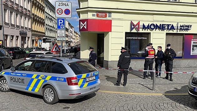 Policie vyetuje pepadení banky na Andlu v Praze 5. (3.5.2021)