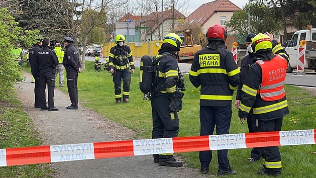 V pražském Suchdole uniká plyn z výkopu, hasiči evakuovali několik domů