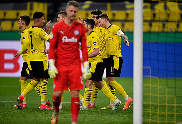 Dortmund deklasoval Kiel 5:0 a postoupil do finále Německého poháru