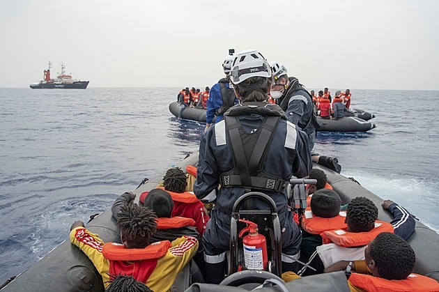 Porodila na lodi, Itálie pro migrantku s čtyřmi dětmi poslala vrtulník