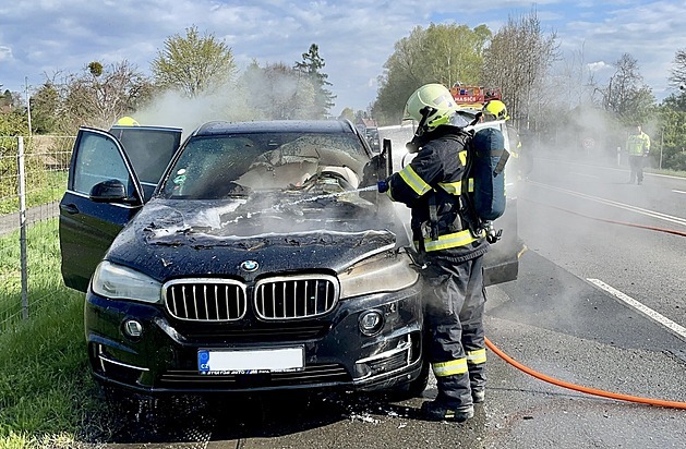 V Kunčičkách u Bašky hořelo auto, hasiči museli zavřít silnici