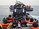 Migranti zachráněni plavidlem Sea Watch poblíž italského pobřeží Středozemního...
