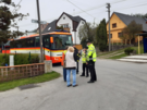 Policist spolen s hasii evakuuj obyvatel v obci Sosnov na Opavsku kvli...