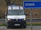 Policie R uzavela veker pjezdov cesty do obce Sosnov na Opavsku, kde...