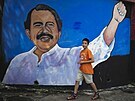 Chlapec prochází kolem obrazu nikaragujského prezidenta Daniela Ortegy ve mst...