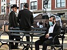 Ortodoxní idé ped synagogou v Brooklynu (15. íjna 2020)