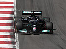Lewis Hamilton z Mercedesu na trati portugalského okruhu bhem kvalifikace