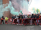 Fanouci Manchesteru United protestují u stadionu ped zápasem proti Liverpoolu.