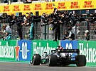 Lewis Hamilton z Mercedesu dojídí do cíle Velké ceny Portugalska na prvním...