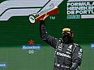 Lewis Hamilton z Mercedesu slaví s pohárem své vítzství na Velké cen...