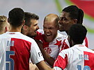 Mick van Buren (uprosted) slaví se spoluhrái gól Slavie v zápase proti Plzni.