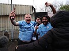 Fanouci Manchesteru City slaví za zdmi stadionu.