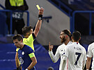 Rozhodí Daniele Orsato udluje lutou kartu Sergiu Ramosovi z Realu Madrid.