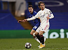 Luka Modri (Real Madrid) se rozhlíí, komu by mohl adresovat pihrávku.
