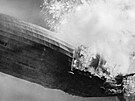 Ve výce asi 60 metr nad zemí Hindenburg vzplál. Plameny se objevily v jeho...