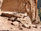 Národní monument Bandelier. Pvodní indiánská skalní obydlí v údolí íky El...