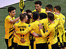 Fotbalisté Dortmundu oslavují gól, který vstelil Jadon Sancho.