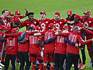 Fotbalisté Bayernu Mnichov oslavují zisk mistrovského titulu.