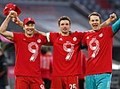 Fotbalisté Bayernu Robert Lewandowski, Thomas Müller a Manuel Neuer (zleva)...