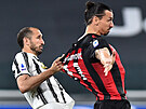 Útoníka Zlatana Ibrahimovie z AC Milán drí za dres Giorgio Chiellini z...