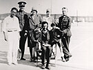 Ivan Bazilevi Kaikovský (v uniform vlevo) se svými páteli a manelkou...