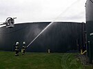 V Dtichov u Moravské Tebové hoí po výbuchu jedné nádre bioplynka, ti...