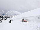 Fréza proráí sníh na silnici k Luní boud v Krkonoích