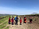 Masajské dti s námi uly velkou ást cesty, vnucovaly nám své výrobky a chtly...