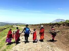 Masajské dti s námi uly velkou ást cesty, vnucovaly nám své výrobky a chtly...