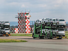 Nákladní automobily piváejí osobní vozy znaky koda na letit v Hradci...